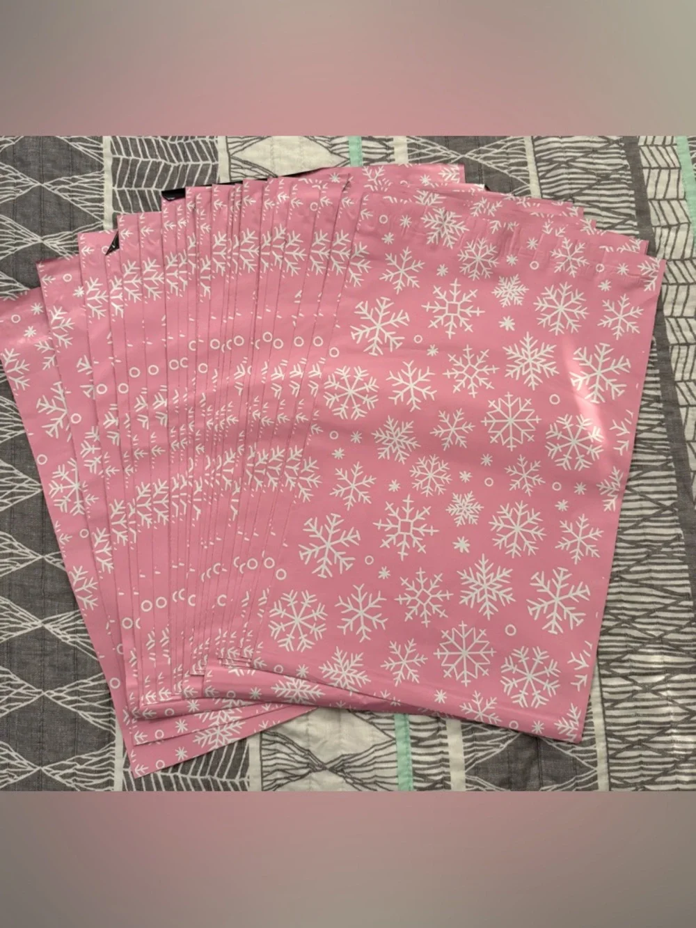 25 Ct Pink Snowflake Winter Polymailers - 10x13